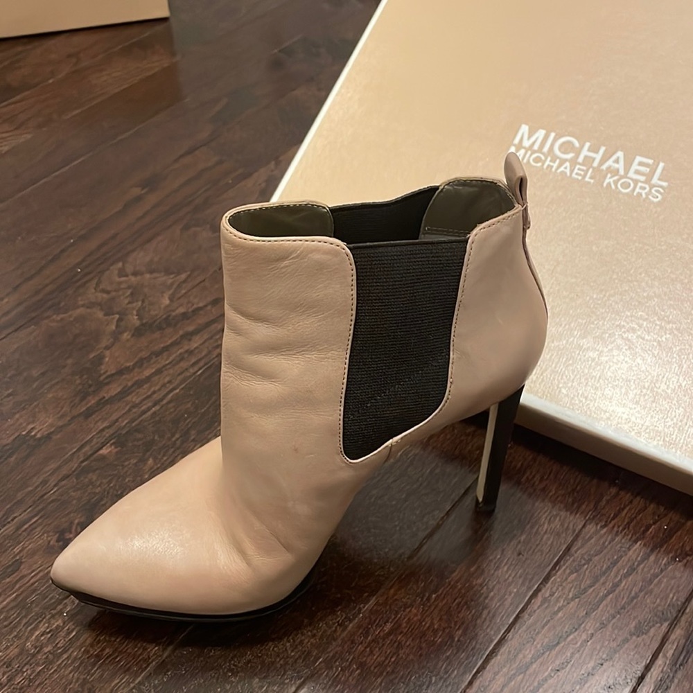 Michael Kors Meadow Booti Khaki color size 7.5